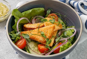 Теплый салат с лососем